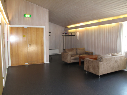 Rommet ved inngangen, med sofaer og knaggrekke.