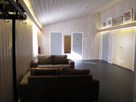 Et av de mindre rommene, med sofaer.